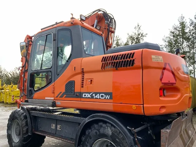 2011 doosan dx140w banden graafmachine - afbeelding 60 van  60