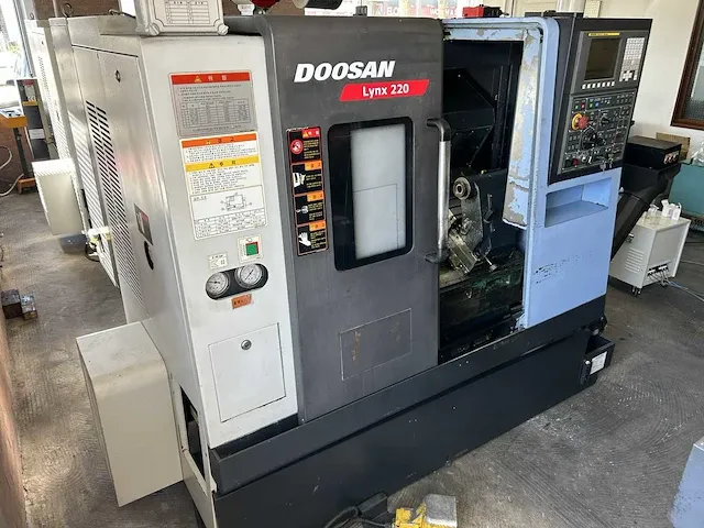 2011 doosan lynx 220a cnc draaibank - afbeelding 1 van  13