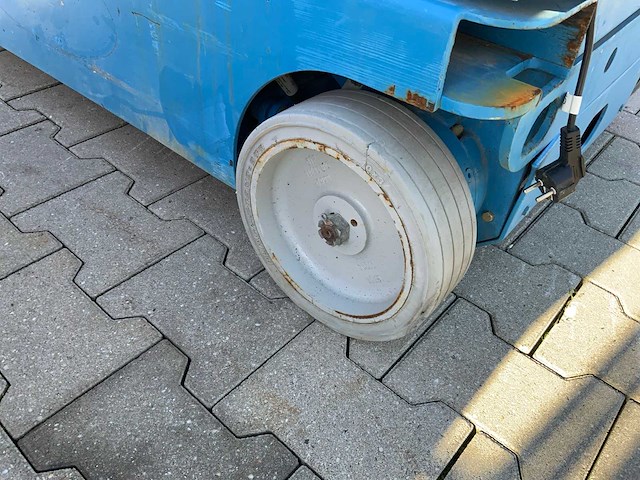 2011 genie grc-12 hoogwerker / personenlift - afbeelding 2 van  15