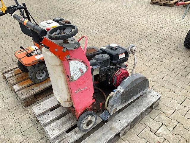 2011 husqvarna fs400lv asfaltzaagmachine / betonzaagmachine - afbeelding 1 van  7