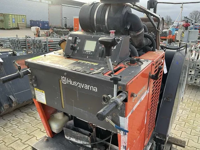 2011 husqvarna fs8400 48 asfaltzaagmachine / betonzaagmachine - afbeelding 17 van  18