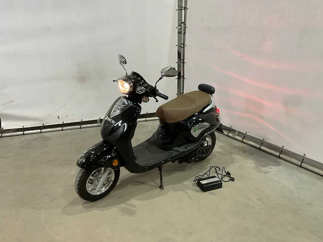 2011 jonway classic-cl mny elektrische scooter - afbeelding 1 van  16