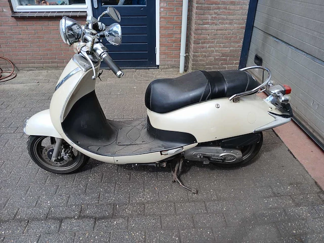 2011 sym snorscooter xs50qt-2 scooter - afbeelding 1 van  5