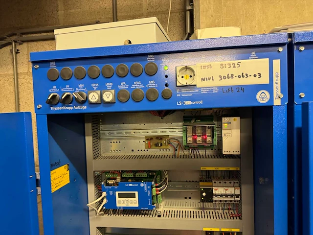 2011 thyssenkrupp gmbh tw130h liftmotor met schakelkast - afbeelding 6 van  19