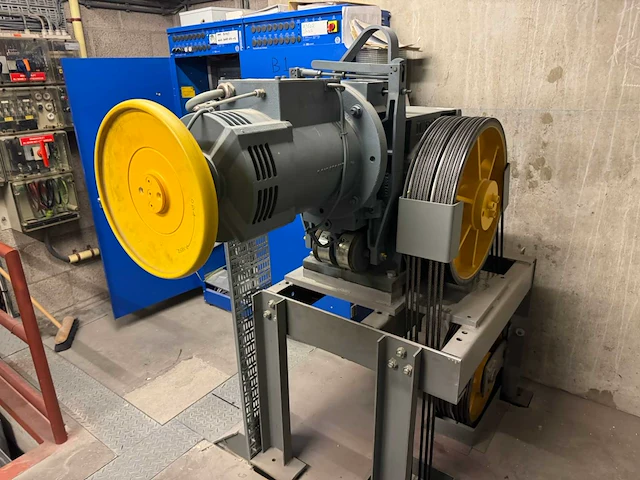 2011 thyssenkrupp gmbh tw130h liftmotor met schakelkast - afbeelding 1 van  19