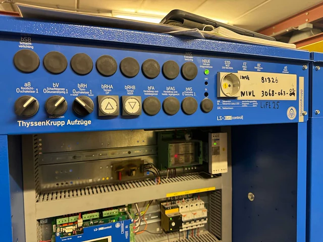 2011 thyssenkrupp gmbh tw130h liftmotor met schakelkast - afbeelding 10 van  18