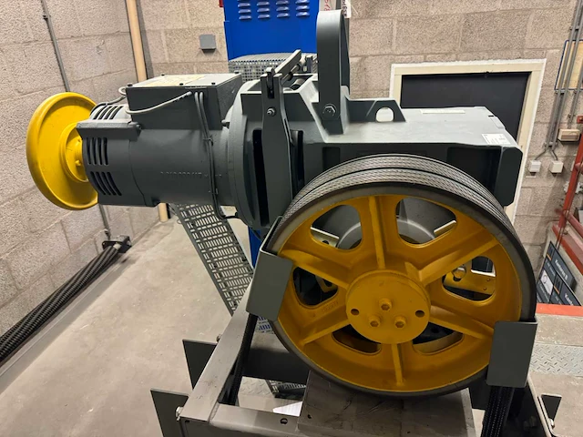 2011 thyssenkrupp gmbh tw130h liftmotor met schakelkast - afbeelding 1 van  18