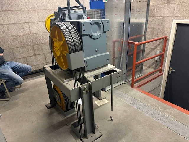 2011 thyssenkrupp gmbh tw130h liftmotor met schakelkast - afbeelding 12 van  18