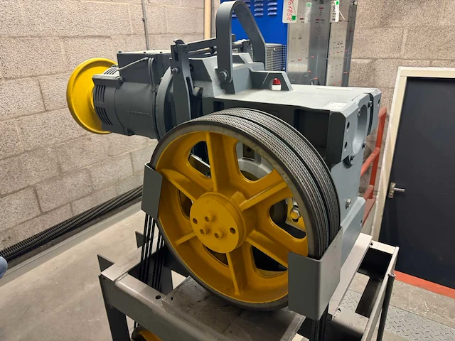 2011 thyssenkrupp gmbh tw130h liftmotor met schakelkast - afbeelding 14 van  18