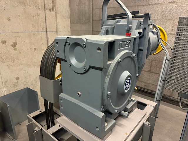 2011 thyssenkrupp gmbh tw130h liftmotor met schakelkast - afbeelding 15 van  18