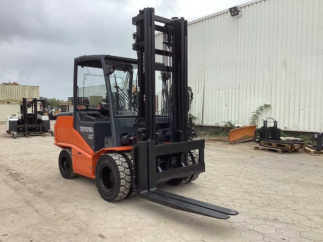 2011 toyota 8fbmht85 vorkheftruck - afbeelding 2 van  15