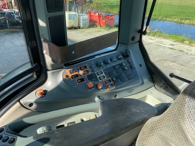 2011 valtra n142 vierwielaangedreven landbouwtractor - afbeelding 36 van  44