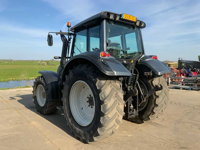 2011 valtra n142 vierwielaangedreven landbouwtractor - afbeelding 41 van  44
