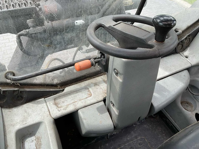 2011 valtra t202 vierwielaangedreven landbouwtractor - afbeelding 40 van  47