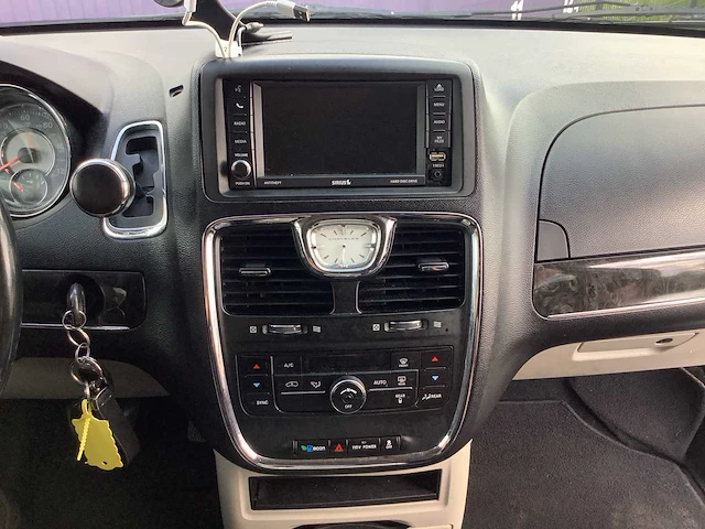 2012 - chrysler - town & country - personenauto - afbeelding 2 van  15
