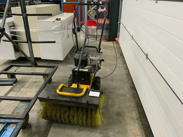 2012 briggs&stratton 900series handbediende veegmachine - afbeelding 1 van  7