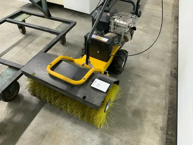 2012 briggs&stratton 900series handbediende veegmachine - afbeelding 2 van  7