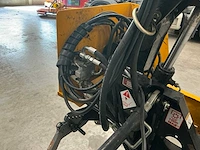 2012 massey ferguson 3640 f tractor met maaiarm - afbeelding 15 van  38