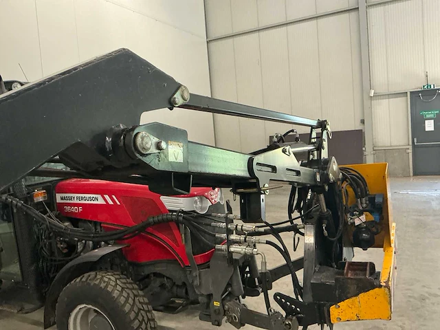 2012 massey ferguson 3640 f tractor met maaiarm - afbeelding 25 van  38