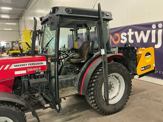 2012 massey ferguson 3640 f tractor met maaiarm - afbeelding 26 van  38