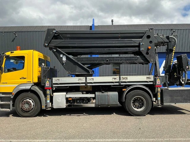 2012 mercedes-benz axor vrachtwagen met hoogwerker - afbeelding 12 van  86