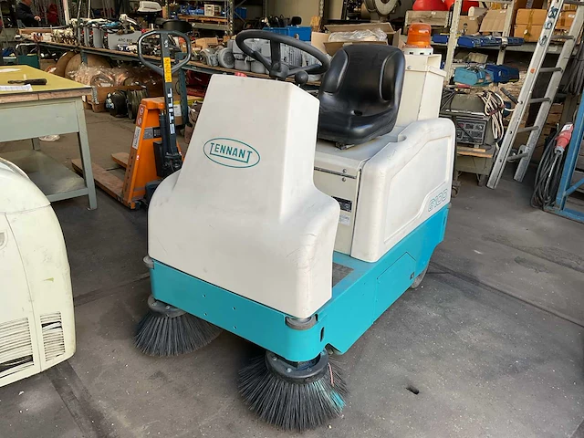 2012 tennant 6100 zelfrijdende veegmachine - afbeelding 1 van  8