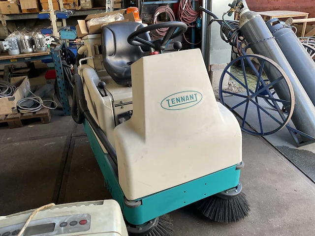 2012 tennant 6100 zelfrijdende veegmachine - afbeelding 2 van  8