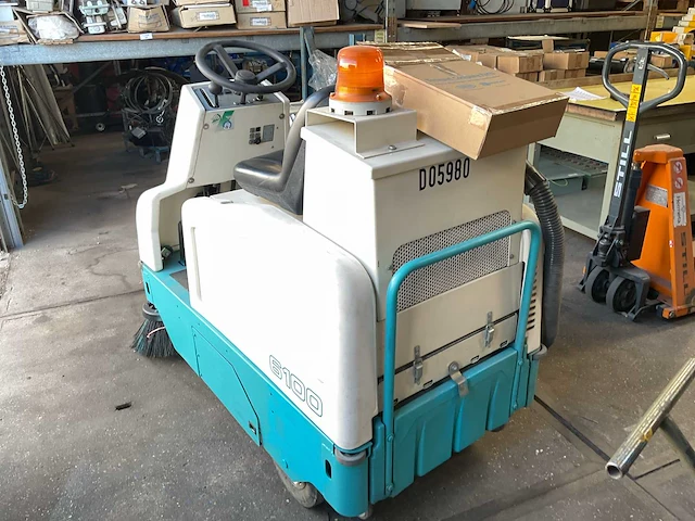 2012 tennant 6100 zelfrijdende veegmachine - afbeelding 3 van  8