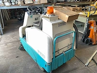 2012 tennant 6100 zelfrijdende veegmachine - afbeelding 3 van  8