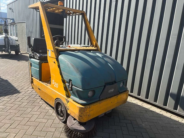 2012 tennant s20 zelfrijdende veegmachine - afbeelding 1 van  17