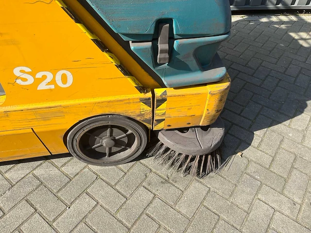 2012 tennant s20 zelfrijdende veegmachine - afbeelding 14 van  17