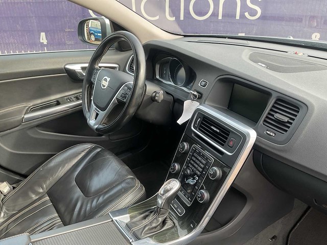 2013 - volvo - v60 - 2.4 d6 awd pl.i.pu.l - personenauto - afbeelding 2 van  28