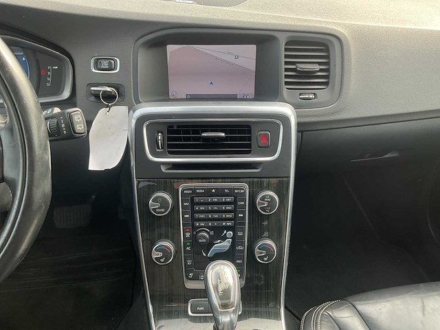 2013 - volvo - v60 - 2.4 d6 awd pl.i.pu.l - personenauto - afbeelding 3 van  28