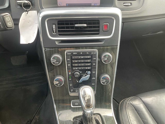 2013 - volvo - v60 - 2.4 d6 awd pl.i.pu.l - personenauto - afbeelding 4 van  28