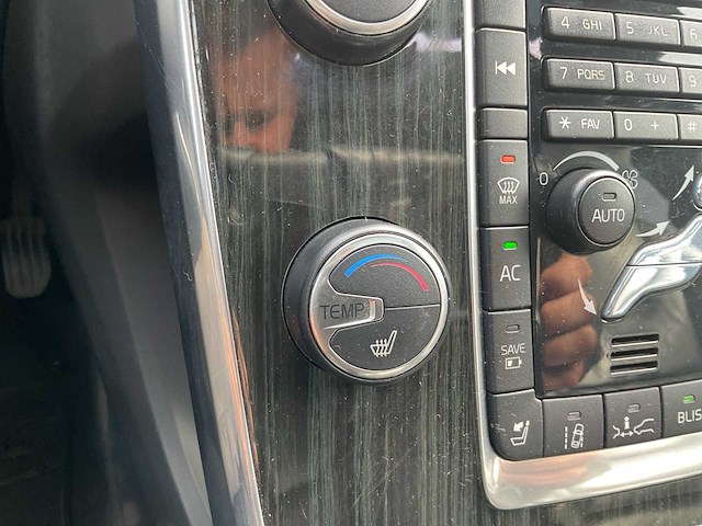 2013 - volvo - v60 - 2.4 d6 awd pl.i.pu.l - personenauto - afbeelding 11 van  28