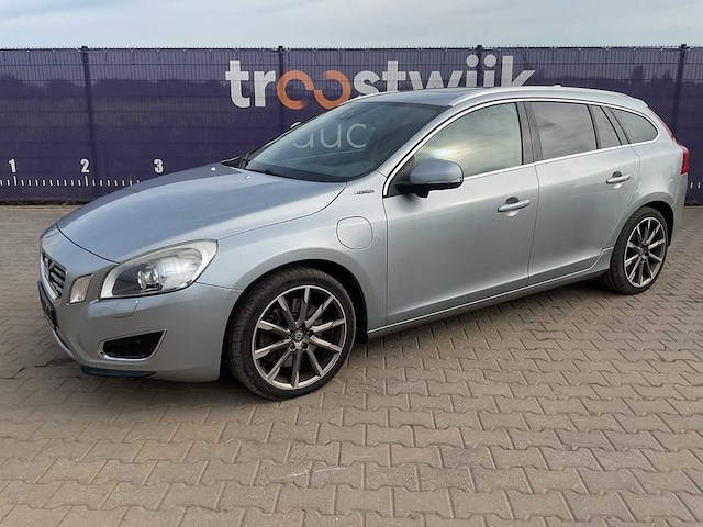 2013 - volvo - v60 - 2.4 d6 awd pl.i.pu.l - personenauto - afbeelding 1 van  28