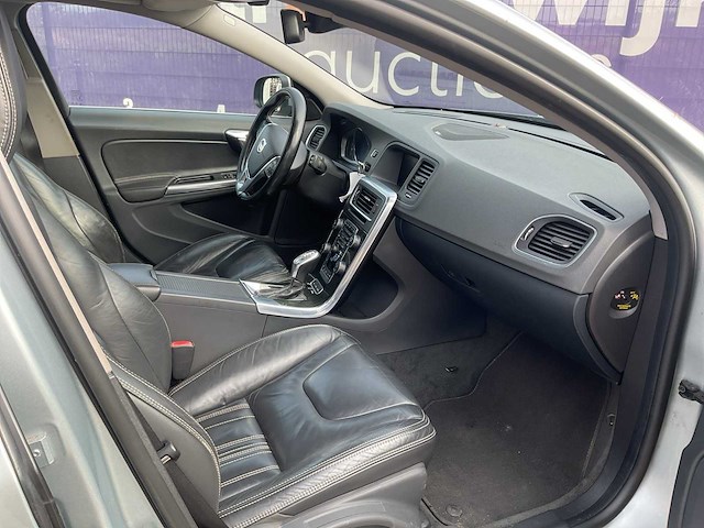 2013 - volvo - v60 - 2.4 d6 awd pl.i.pu.l - personenauto - afbeelding 27 van  28