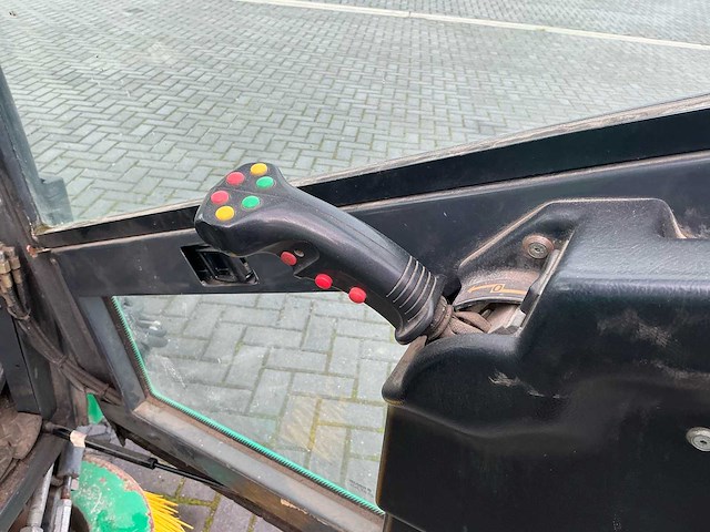 2013 aebi schmidt fmh2500 zelfrijdende veegmachine - afbeelding 16 van  21