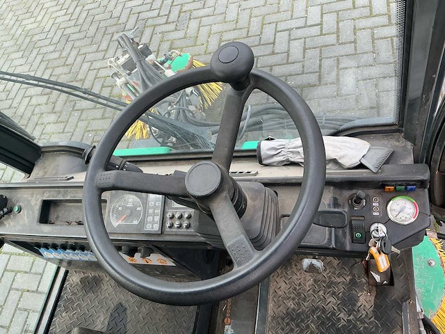 2013 aebi schmidt fmh2500 zelfrijdende veegmachine - afbeelding 19 van  21