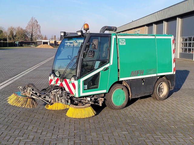 2013 aebi schmidt fmh2500 zelfrijdende veegmachine - afbeelding 1 van  21