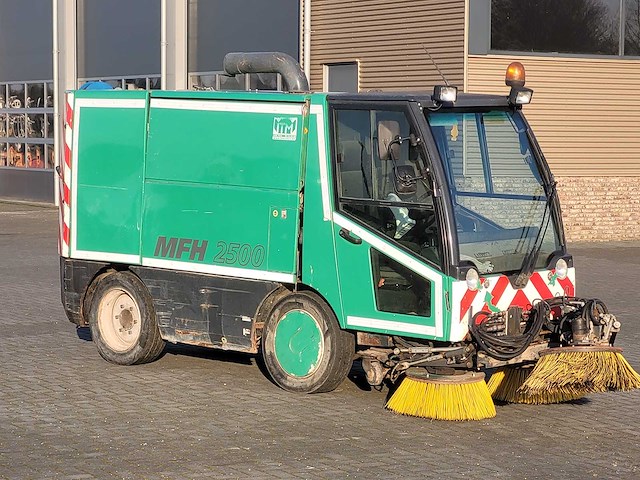 2013 aebi schmidt fmh2500 zelfrijdende veegmachine - afbeelding 2 van  21