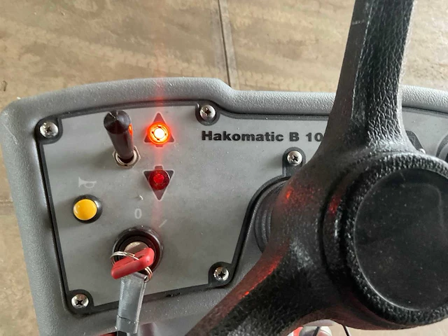 2013 hako hakomatic b100r zelfrijdende schrob- zuigmachine - afbeelding 7 van  21