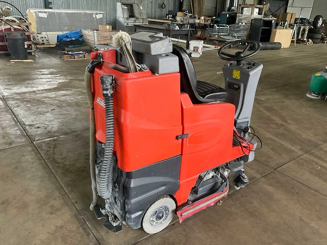 2013 hako hakomatic b100r zelfrijdende schrob- zuigmachine - afbeelding 15 van  21