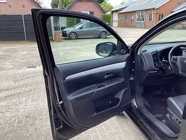 2013 mitsubishi outlander 2.0 phev instyle personenauto - afbeelding 28 van  30