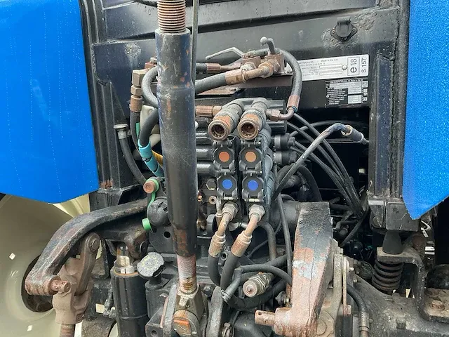 2013 new holland t6050 vierwielaangedreven landbouwtractor - afbeelding 9 van  27