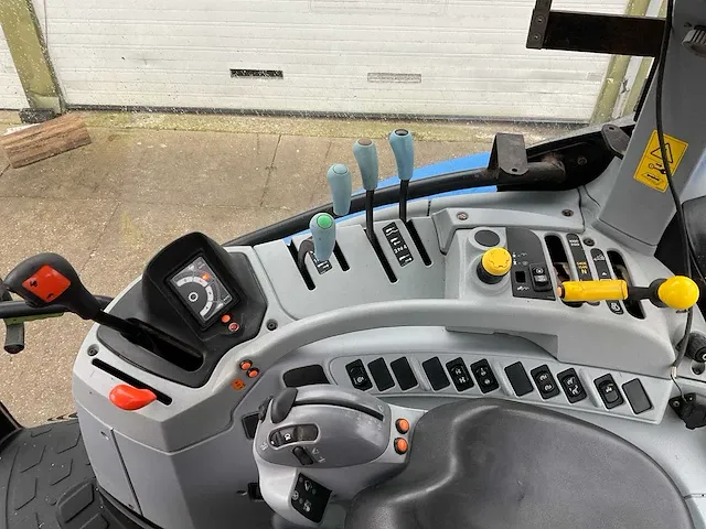 2013 new holland t6050 vierwielaangedreven landbouwtractor - afbeelding 15 van  27