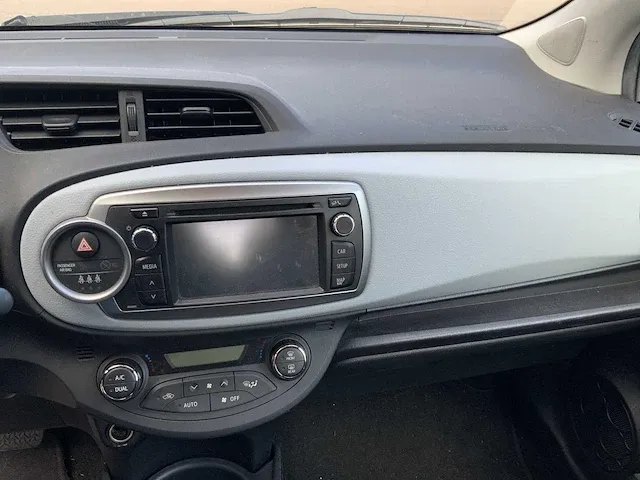 2013 toyota yaris personenauto - afbeelding 11 van  17