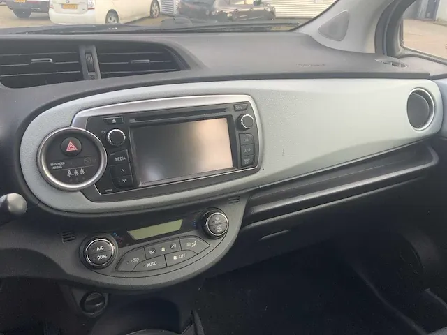 2013 toyota yaris personenauto - afbeelding 12 van  17