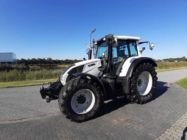 2013 valtra n143 direct twintrac vierwielaangedreven landbouwtractor - afbeelding 1 van  25