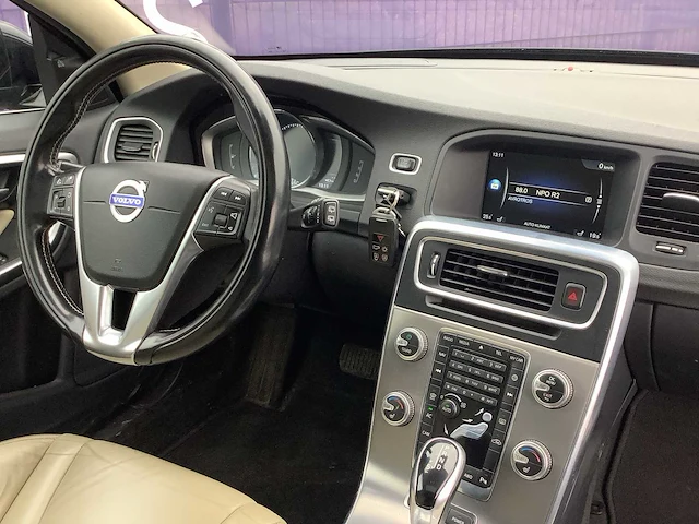 2014 - volvo - v60 - 2.4 d6 awd pl.i sum. - personenauto - afbeelding 2 van  28